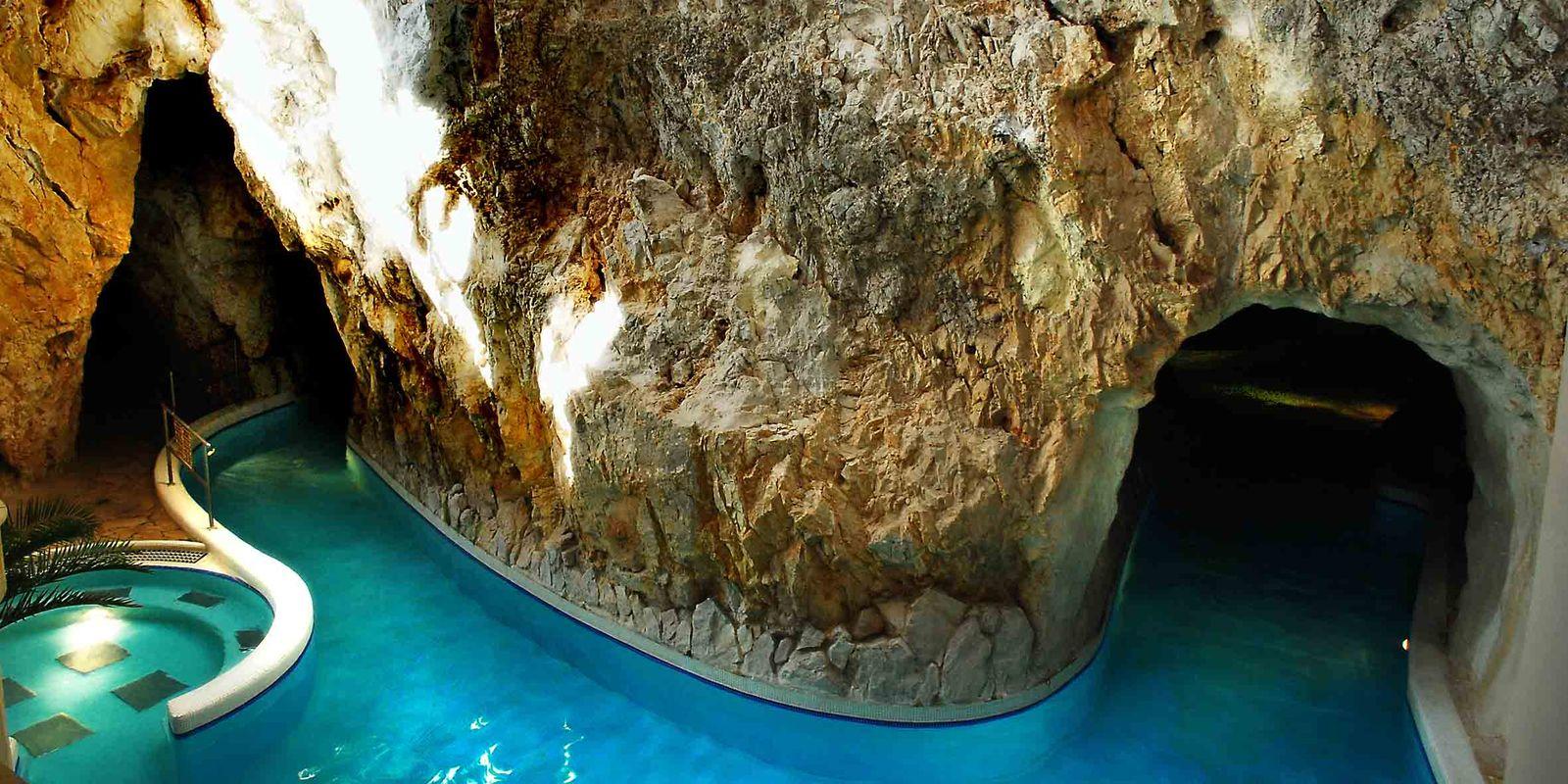 Пещерная термальная купальня в Мишкольц-Тапольце, Венгрия