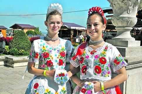 Мадьярские девушки в национальных костюмах